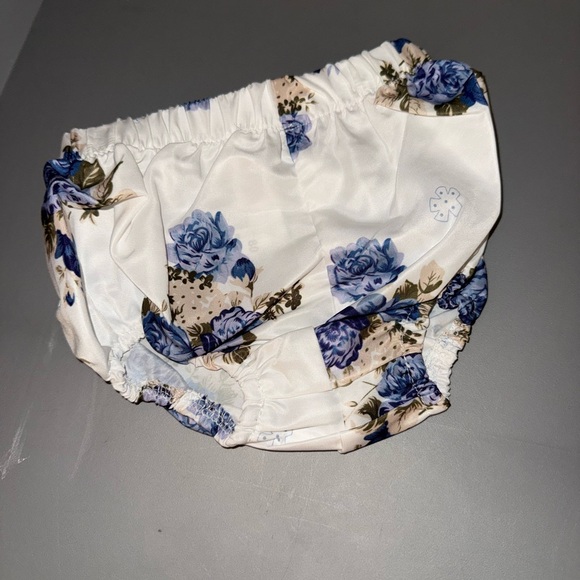 Boutique- Navy Blue Ruffled Top and Floral Bloomers Set - Picture 4 of 5